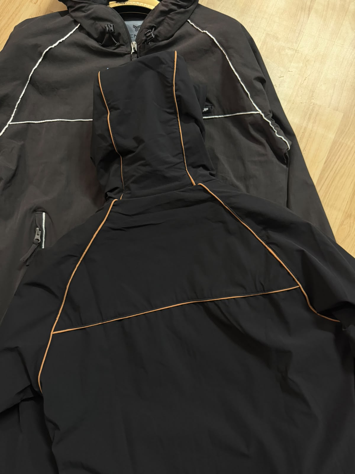 TENUP CORE PIPING AESTHETIC WINDCHEATER -